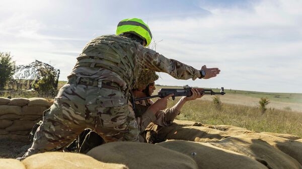 Soldados ucranianos conduzindo treinamento com fogo real no sudoeste da Inglaterra - Sputnik Brasil