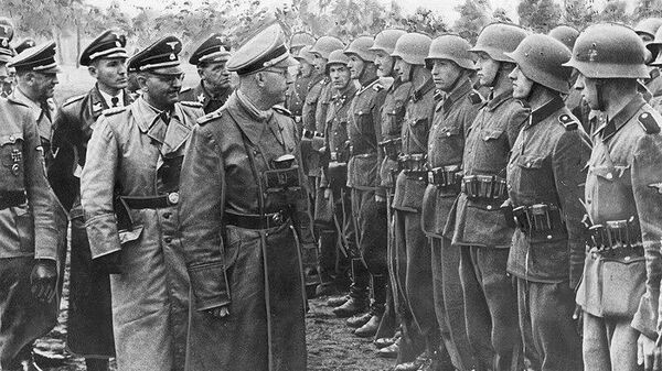 Reichsführer Heinrich Himmler (em primeiro plano) na companhia de oficiais alemães em frente à unidade da 14ª Divisão de Granadeiros da Waffen SS Galizien (Galiza). É possível ver Otto von Wachter entre os oficiais - Sputnik Brasil