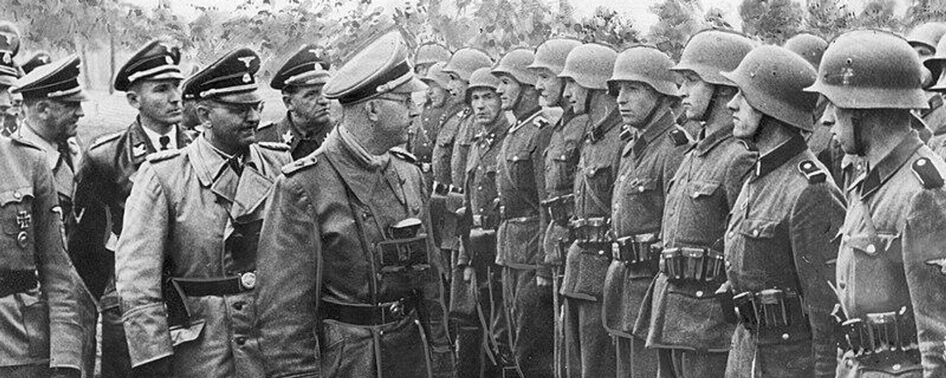 Reichsführer Heinrich Himmler (em primeiro plano) na companhia de oficiais alemães em frente à unidade da 14ª Divisão de Granadeiros da Waffen SS Galizien (Galiza). É possível ver Otto von Wachter entre os oficiais - Sputnik Brasil, 1920, 25.09.2023