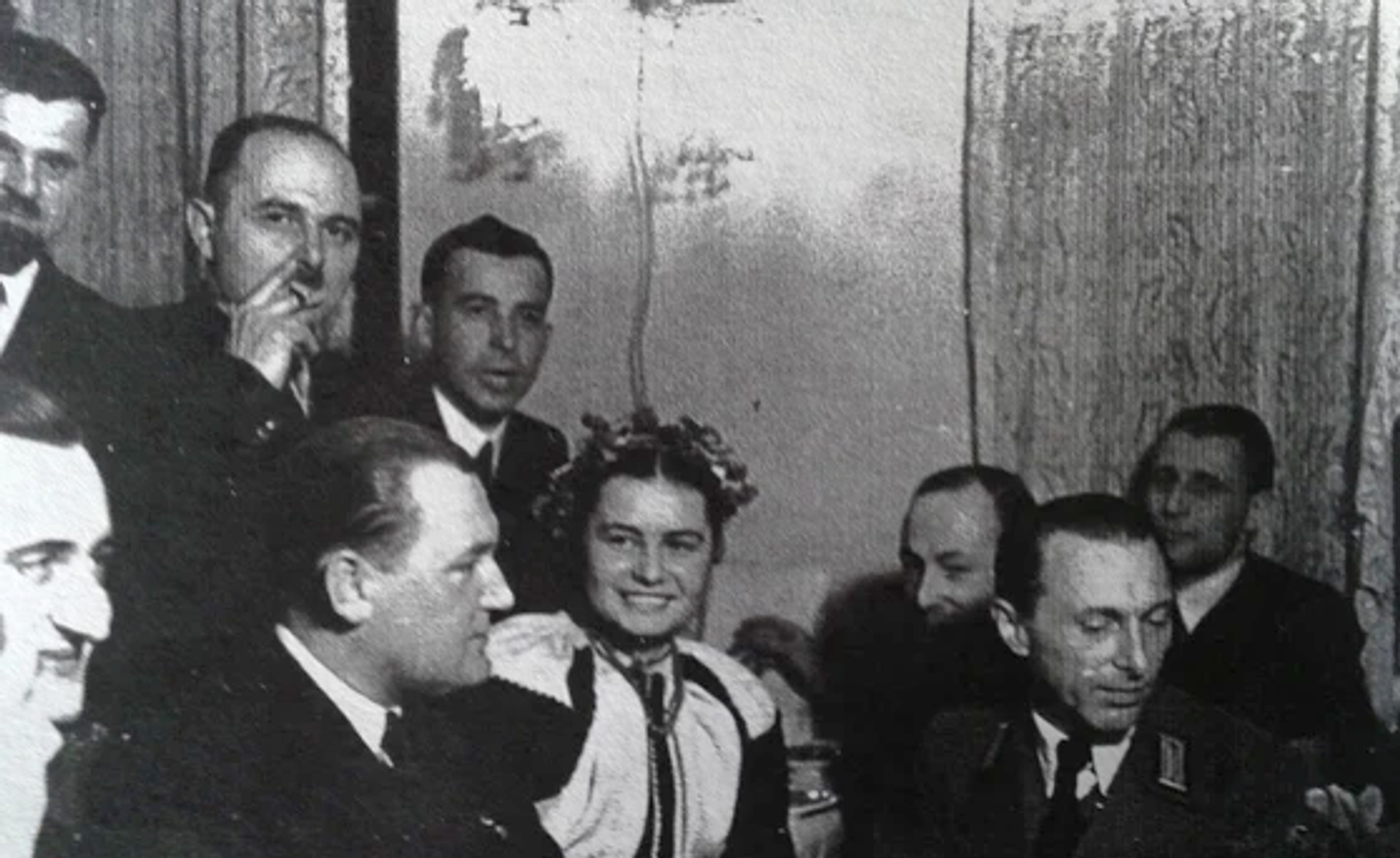 Mykhailo Khomiak (à direita do homem fumando) em uma festa com a presença de Emil Gassner, administrador nazista encarregado da imprensa na Cracóvia ocupada pelos nazistas - Sputnik Brasil, 1920, 25.09.2023
