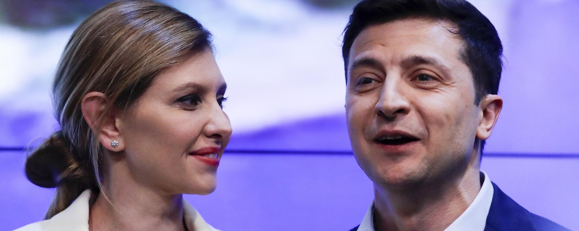 Alyona Zelenska e Vladimir Zelensky durante o segundo turno das eleições presidenciais, em Kiev. Ucrânia, 21 de abril de 2019 - Sputnik Brasil, 1920, 25.09.2023