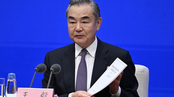 O ministro das Relações Exteriores da China, Wang Yi, participa de uma coletiva de imprensa no escritório de informação do conselho de estado em Pequim, em 26 de setembro de 2023 - Sputnik Brasil