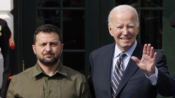 Vladimir Zelensky (à esquerda), presidente da Ucrânia, e Joe Biden, presidente dos EUA - Sputnik Brasil