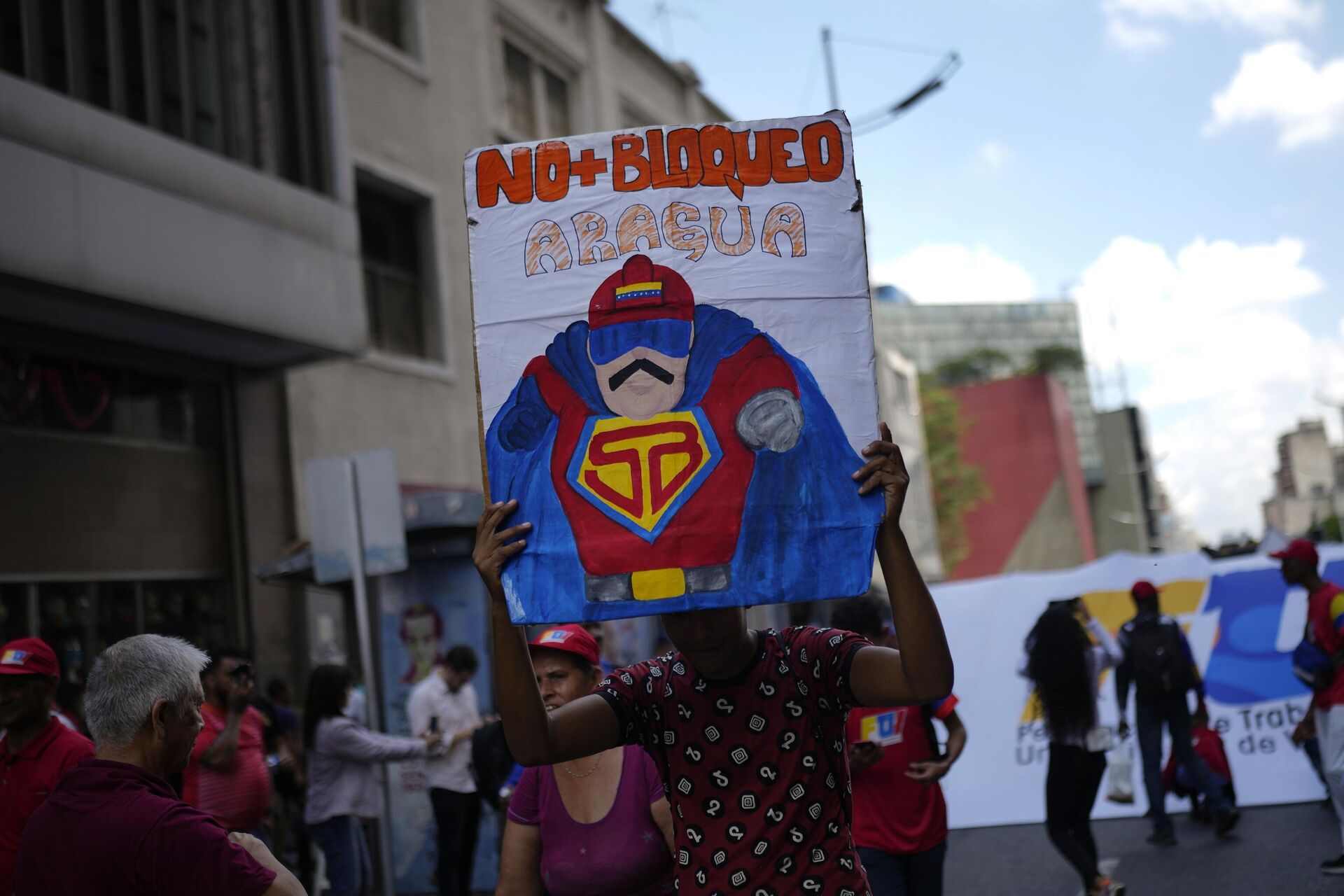 Manifestante segura uma placa do Super Bigode, que retrata o presidente venezuelano, Nicolás Maduro, como um super-herói, em Caracas. Venezuela, 26 de setembro de 2023 - Sputnik Brasil, 1920, 26.09.2023
