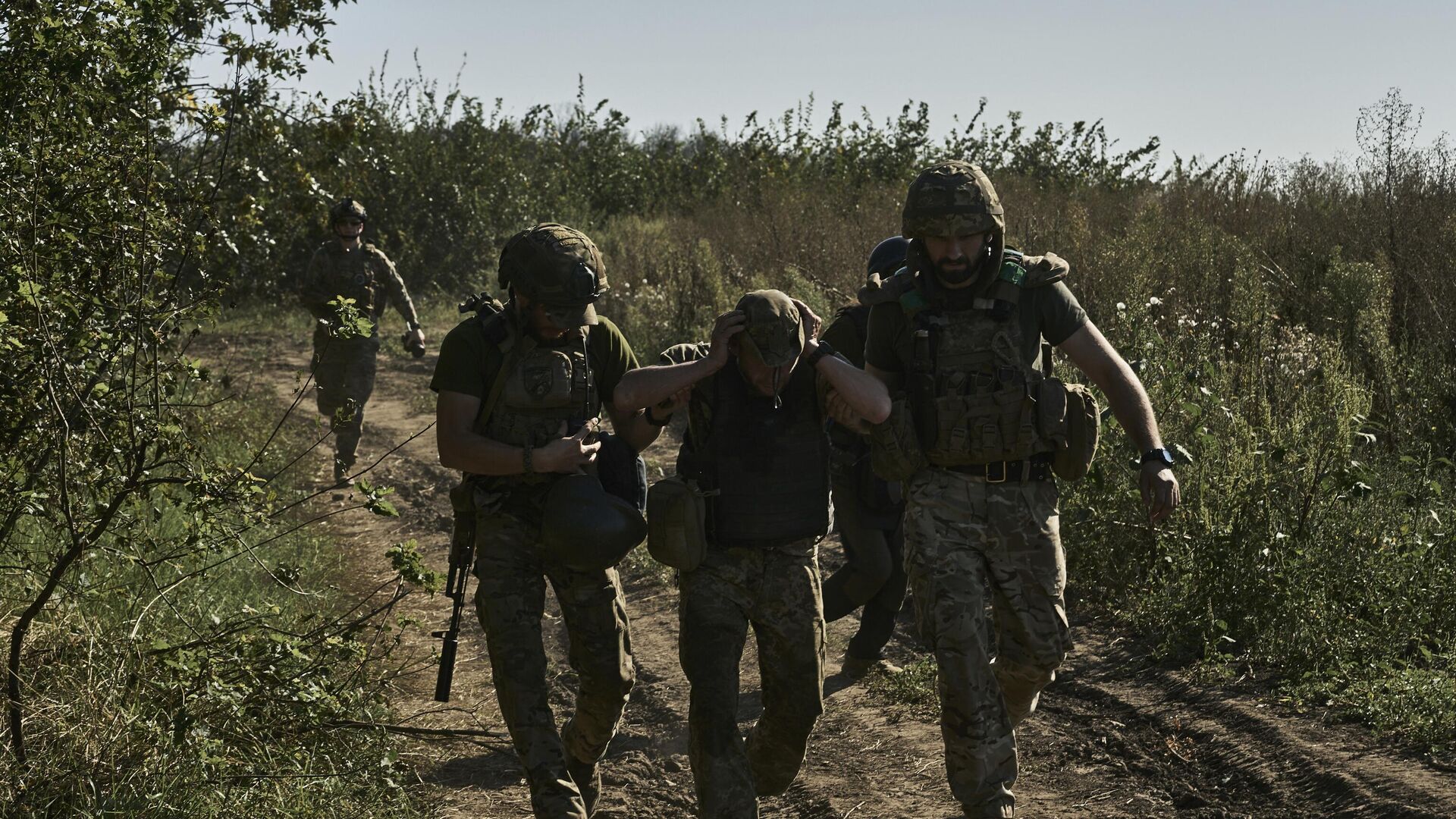Soldado ucraniano é retirado da linha de frente de combate perto da região de Donetsk. Ucrânia, 30 de agosto de 2023 - Sputnik Brasil, 1920, 29.10.2023
