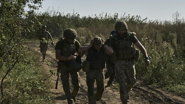 Soldado ucraniano é retirado da linha de frente de combate perto da região de Donetsk, em 30 de agosto de 2023 - Sputnik Brasil