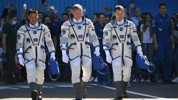 Os astronautas russos Sergei Prokopiev, Dmitry Petelin e o norte-americano Francisco Rubio - Sputnik Brasil