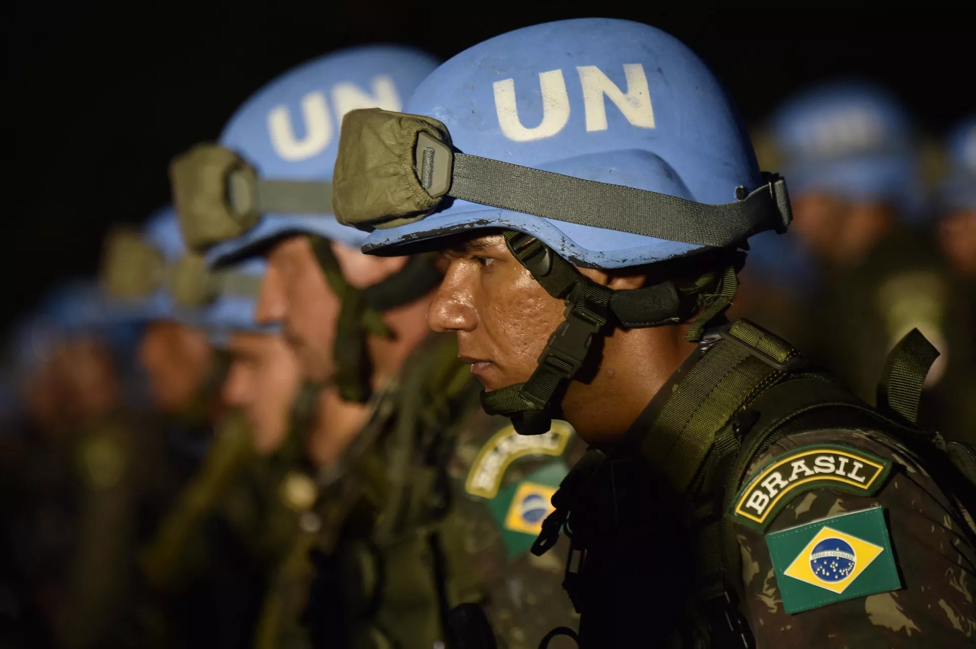 Militares brasileiros da Missão das Nações Unidas para Estabilização no Haiti (MINUSTAH) ficam em posição de sentido durante cerimônia de transferência do comando do contingente militar na capital haitiana Porto Príncipe (foto de arquivo) - Sputnik Brasil, 1920, 28.09.2023