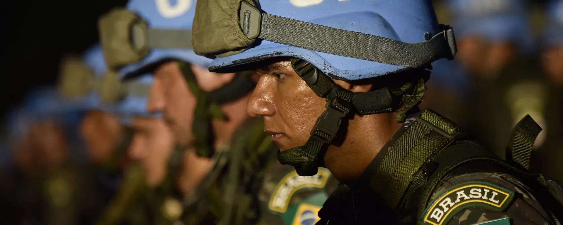 Militares brasileiros da Missão das Nações Unidas para Estabilização no Haiti (MINUSTAH) ficam em posição de sentido durante cerimônia de transferência do comando do contingente militar na capital haitiana Porto Príncipe (foto de arquivo) - Sputnik Brasil, 1920, 27.09.2023