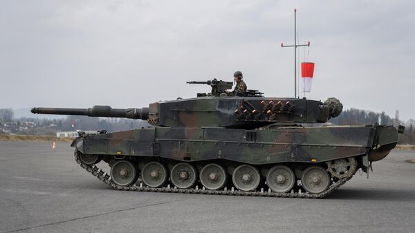 Um tanque Leopard 2 do Exército Suíço é visto durante um exercício de tiro real na escola blindada em 27 de março de 2018 - Sputnik Brasil