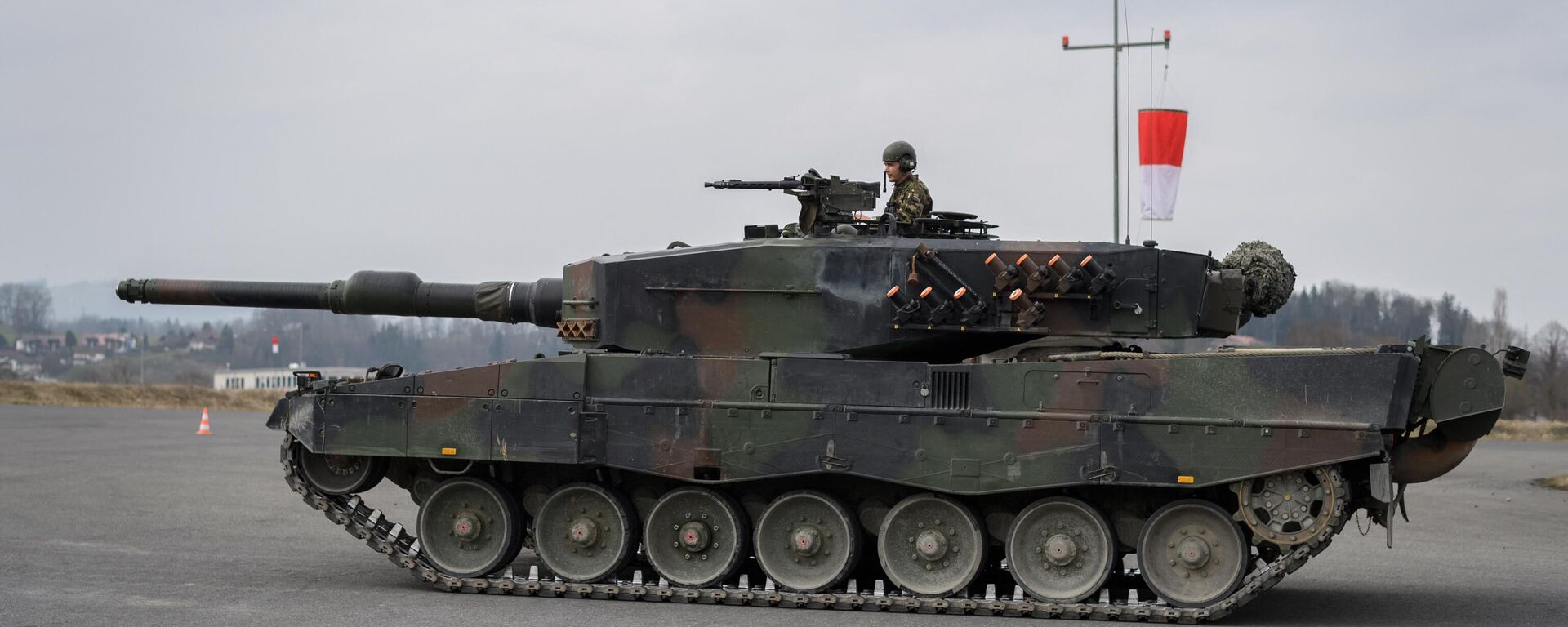 Um tanque Leopard 2 do Exército Suíço é visto durante um exercício de tiro real na escola blindada em 27 de março de 2018 - Sputnik Brasil, 1920, 27.09.2023