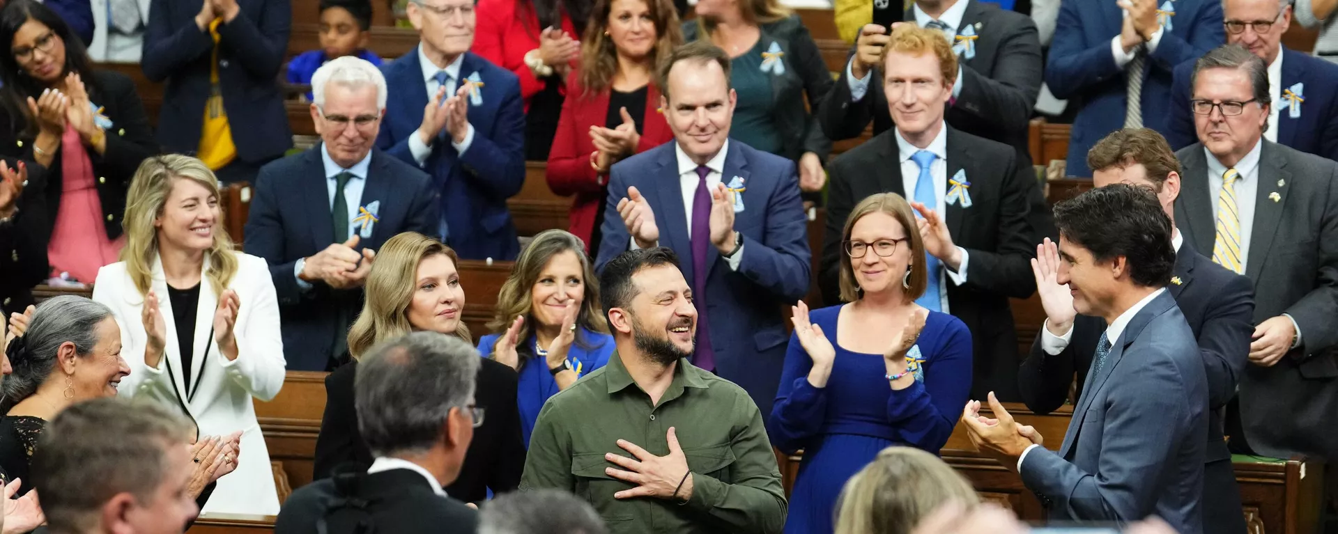 Presidente da Ucrânia, Vladimir Zelensky (ao centro, de verde), e o primeiro-ministro canadense, Justin Trudeau (à direita, de perfil), na cerimônia no Parlamento do Canadá em que um soldado nazista foi ovacionado, em 22 de setembro de 2023 - Sputnik Brasil, 1920, 27.09.2023