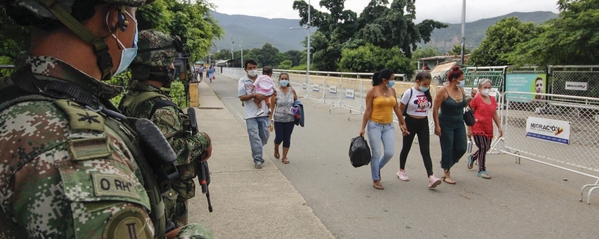 Soldados montam guarda enquanto as pessoas cruzam a Ponte Internacional Simón Bolívar da Venezuela para Cúcuta, Colômbia (foto de arquivo) - Sputnik Brasil, 1920, 28.09.2023