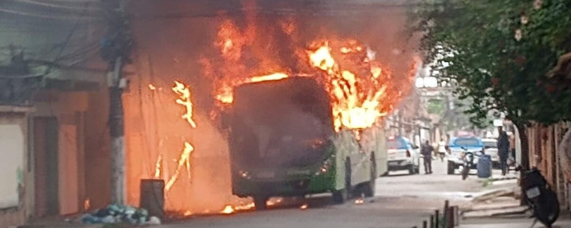 Ônibus incendiado em Duque de Caxias, no estado do Rio de Janeiro, em 28 de setembro de 2023 - Sputnik Brasil, 1920, 28.09.2023