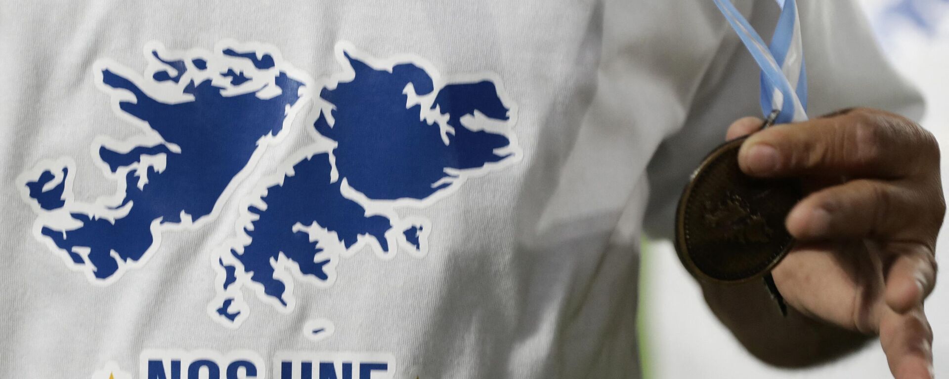 Veterano da Guerra das Malvinas com camisola retratando as Ilhas Malvinas segura medalha durante partida de futebol no Estádio La Bombonera, Buenos Aires, Argentina, 2 de abril de 2022 - Sputnik Brasil, 1920, 28.09.2023