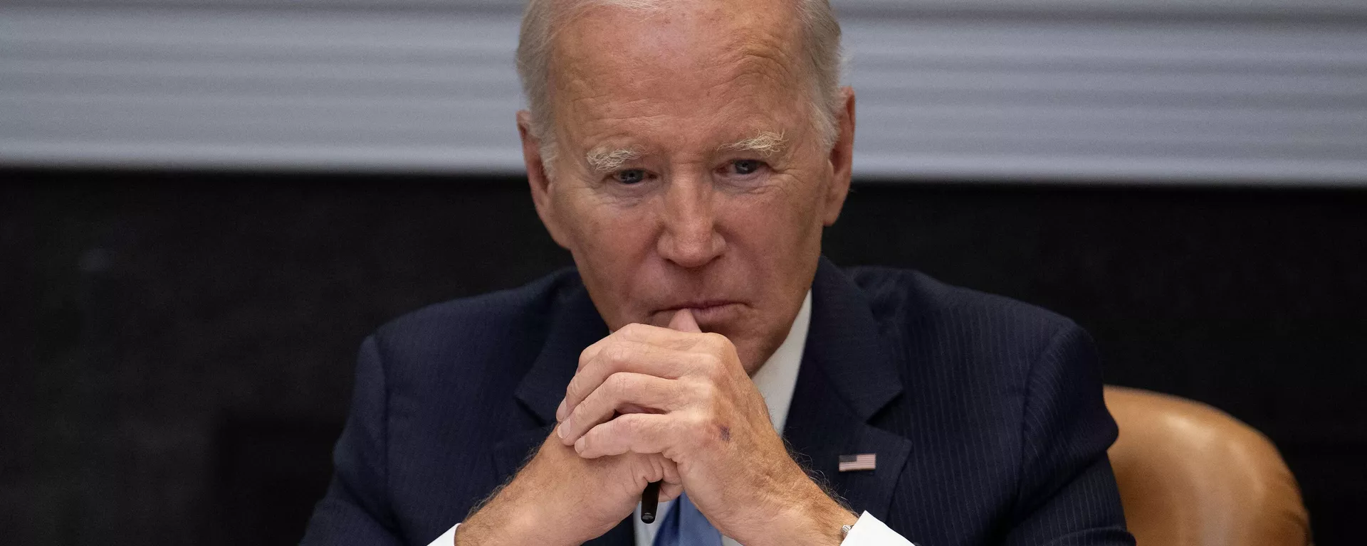 O presidente dos EUA, Joe Biden, observa durante uma reunião com o Conselho Consultivo do Presidente sobre Faculdades e Universidades Historicamente Negras na Sala Roosevelt da Casa Branca em Washington, DC, em 25 de setembro de 2023 - Sputnik Brasil, 1920, 03.10.2023