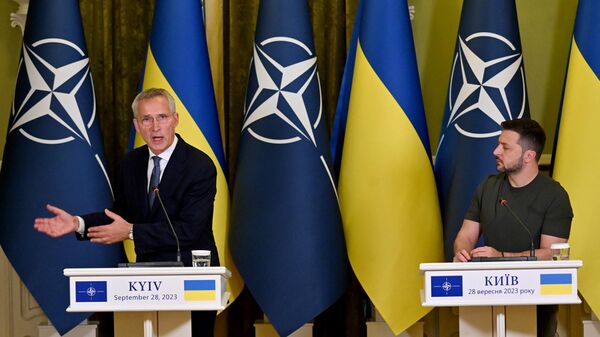 O presidente ucraniano Vladimir Zelensky e o secretário-geral da OTAN, Jens Stoltenberg, discursam em uma entrevista coletiva após conversações em Kiev, em 28 de setembro de 2023 - Sputnik Brasil
