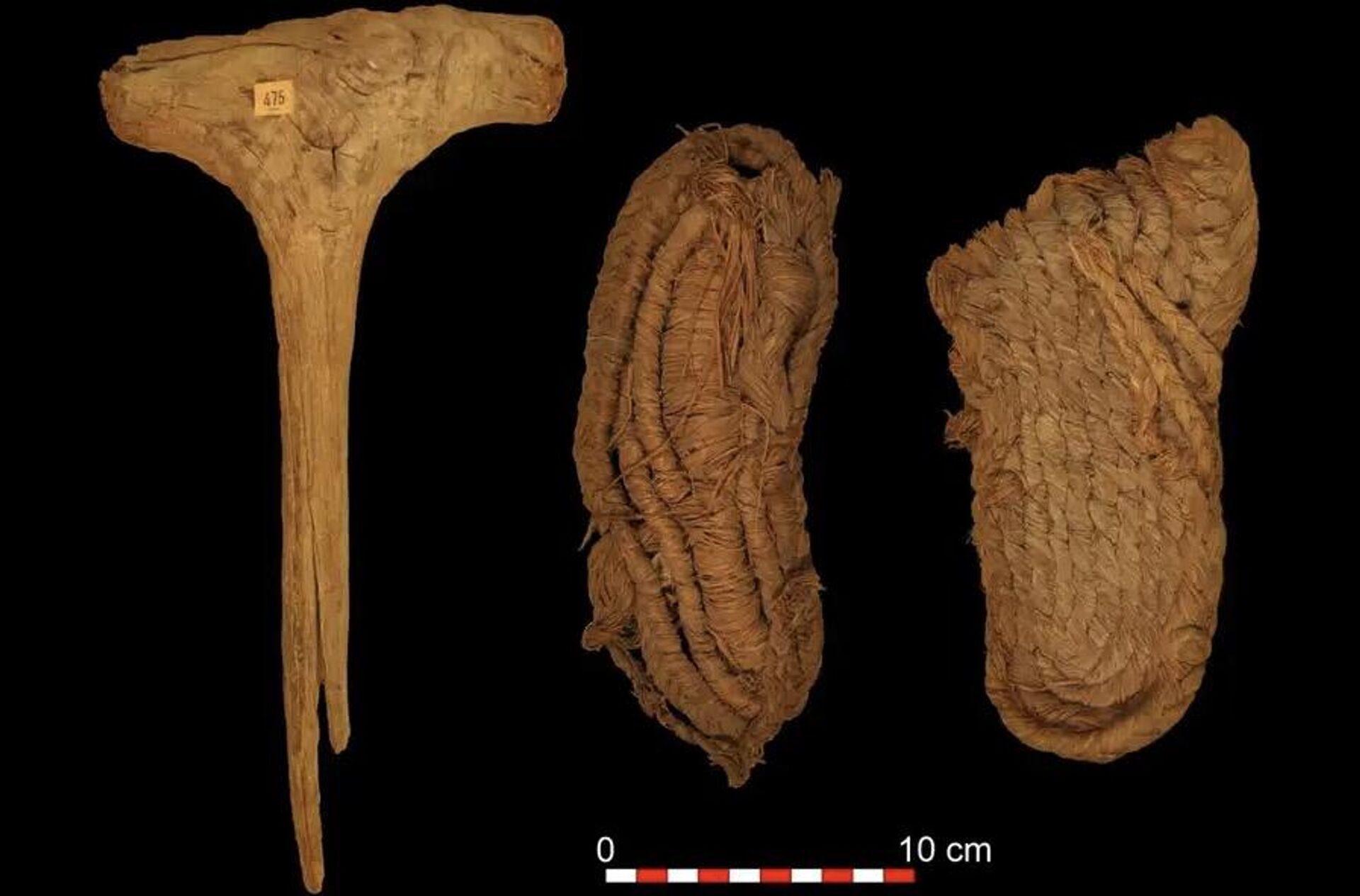 Martelo de madeira e sandálias de esparto feitos há aproximadamente 6.000 anos em Caverna dos Morcegos, Espanha - Sputnik Brasil, 1920, 29.09.2023
