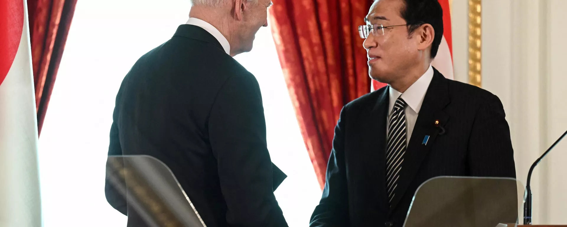O presidente dos EUA, Joe Biden, aperta a mão do primeiro-ministro japonês Fumio Kishida durante uma conferência de imprensa no Palácio Akasaka - Sputnik Brasil, 1920, 29.09.2023