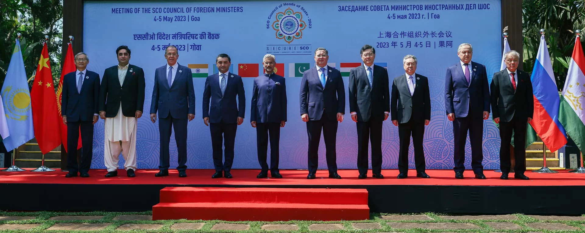 Secretário-Geral da Organização de Cooperação de Xangai (SCO) Zhang Ming, Ministro das Relações Exteriores do Paquistão, Bilawal Bhutto Zardari, Ministro das Relações Exteriores da Rússia, Sergey Lavrov, Ministro das Relações Exteriores em exercício do Uzbequistão, Bakhtiyor Saidov, indiano O Ministro das Relações Exteriores, Subrahmanyam Jaishankar, o Ministro das Relações Exteriores do Cazaquistão, Murat Nurtleu, o Ministro das Relações Exteriores da China, Qin Gang, o Ministro das Relações Exteriores do Quirguistão, Zheenbek Kulubaev, e o Ministro das Relações Exteriores do Tadjique, Sirojiddin Muhriddin, posam para uma foto de família antes de uma reunião do Conselho de Ministros das Relações Exteriores da Organização de Cooperação de Xangai (SCO) em Goa, Índia. Apenas para uso editorial, sem arquivo, sem uso comercial. Ministério das Relações Exteriores da Rússia, 5 de maio de 2023 - Sputnik Brasil, 1920, 29.09.2023