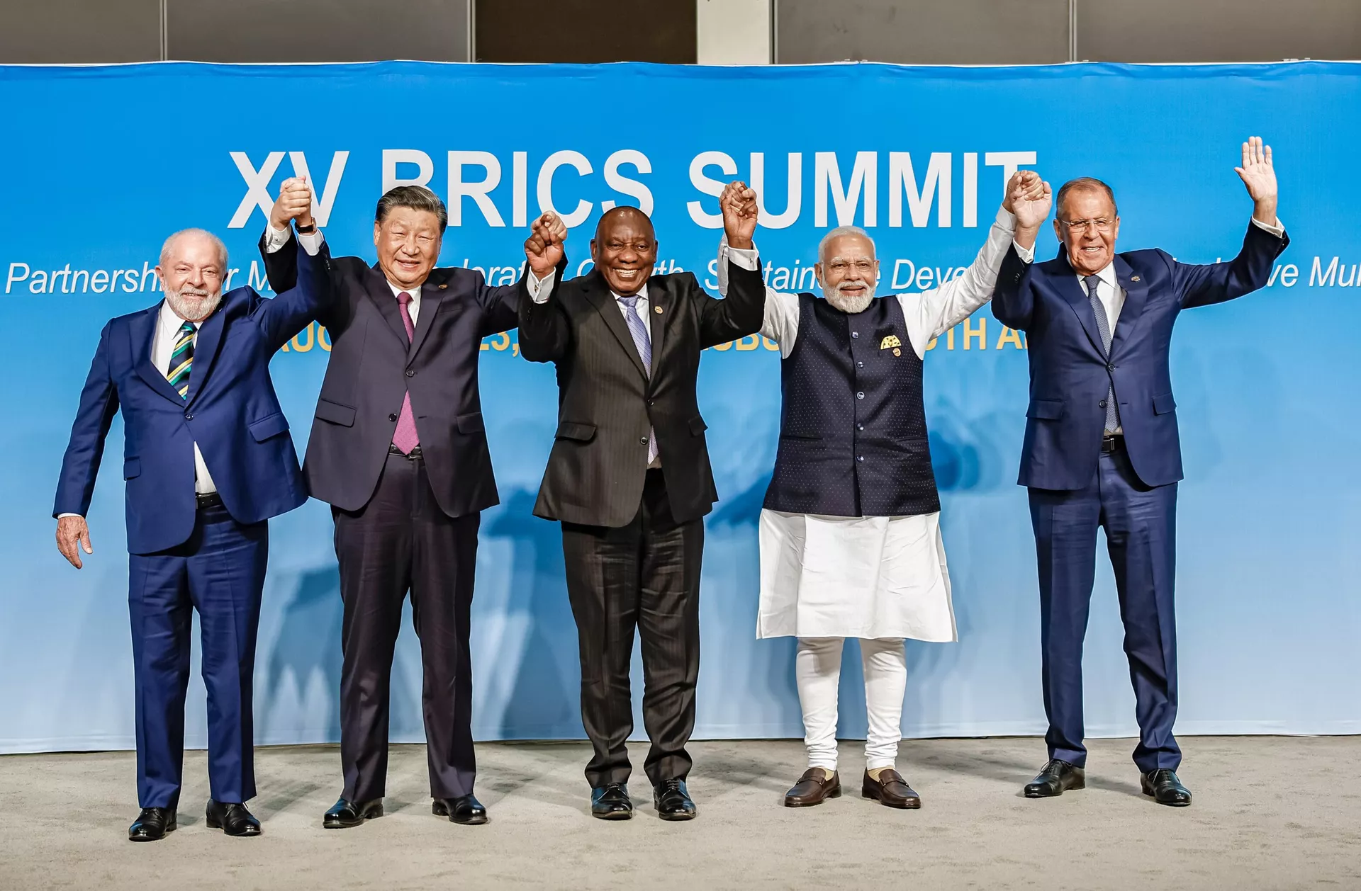 Da esquerda para a direita: presidentes Luiz Inácio Lula da Silva (Brasil), Xi Jinping (China), e Cyril Ramaphosa (África do Sul); o primeiro-ministro da Índia, Narendra Modi; e o ministro das Relações Exteriores da Rússia, Sergei Lavrov, durante cúpula do BRICS na África do Sul. Joanesburgo, 23 de agosto de 2023 - Sputnik Brasil, 1920, 28.03.2024