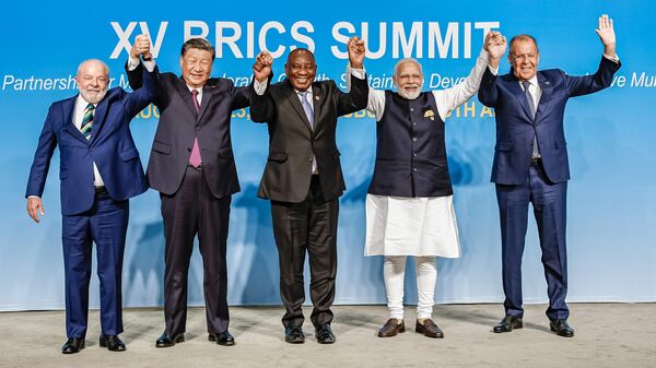 Da esquerda para a direita: Luiz Inácio Lula da Silva (Brasil), Xi Jinping (China), Cyril Ramaphosa (África do Sul), Narendra Modi (Índia), Sergei Lavrov (Rússia), durante cúpula do BRICS em Joanesburgo, África do Sul, 23 de agosto de 2023 - Sputnik Brasil