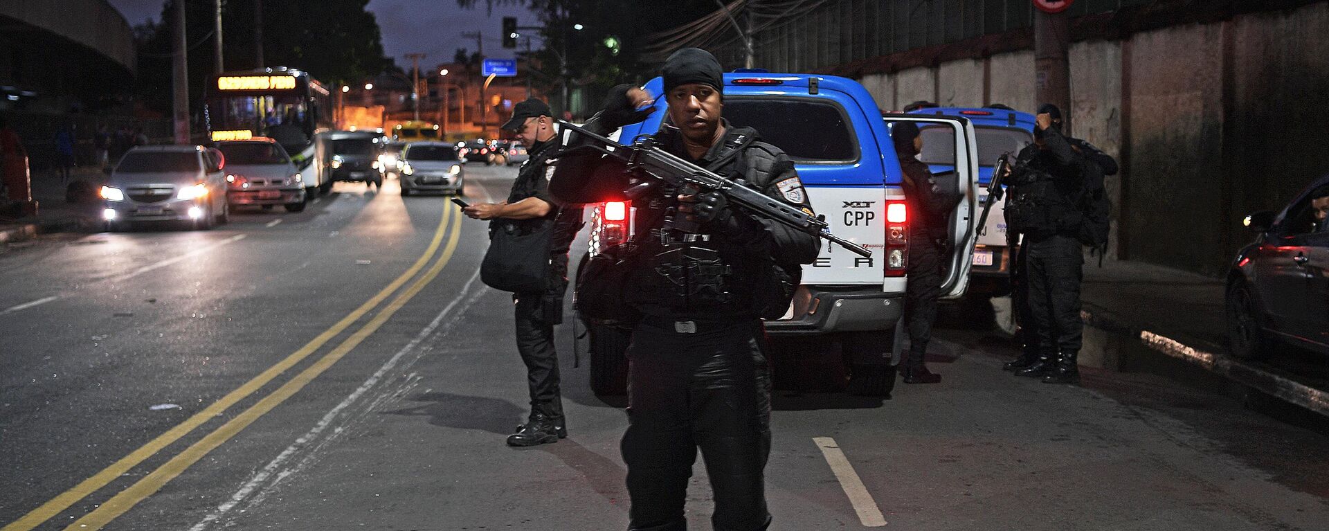 Polícia monta guarda durante protesto contra a violência policial na favela do Jacarezinho, no Rio de Janeiro, Brasil, em 7 de maio de 2021 - Sputnik Brasil, 1920, 29.09.2023