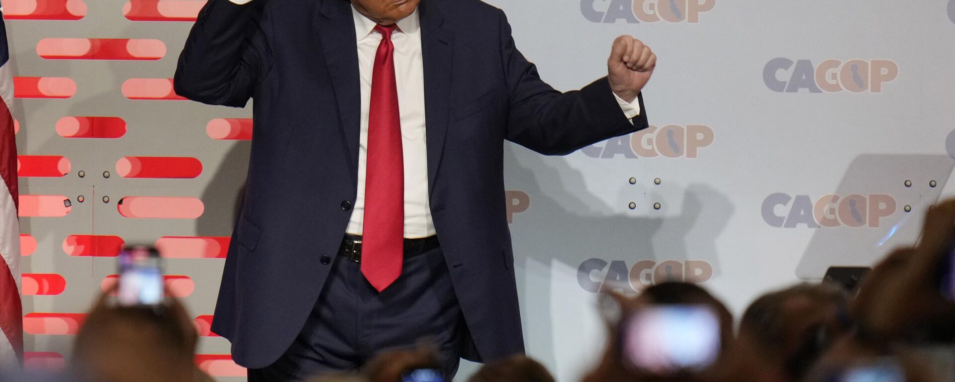 Donald Trump, ex-presidente americano, reage à multidão após discursar na convenção do Partido Republicano da Califórnia, em Anaheim. Califórnia, EUA, 29 de setembro de 2023 - Sputnik Brasil, 1920, 05.10.2023