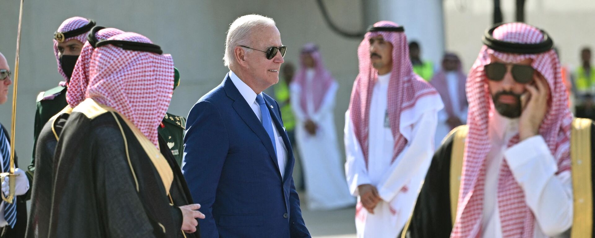 Joe Biden, presidente dos EUA, embarca no avião presidencial Air Force One antes de partir do Aeroporto Internacional King Abdulaziz, Jeddah, Arabia Saudita, 16 de julho de 2022 - Sputnik Brasil, 1920, 30.09.2023