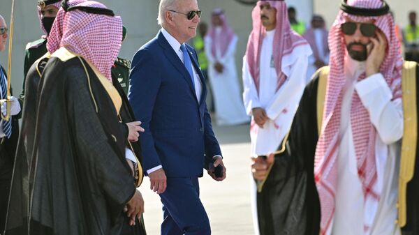 Joe Biden, presidente dos EUA, embarca no avião presidencial Air Force One antes de partir do Aeroporto Internacional King Abdulaziz, Jeddah, Arabia Saudita, 16 de julho de 2022 - Sputnik Brasil