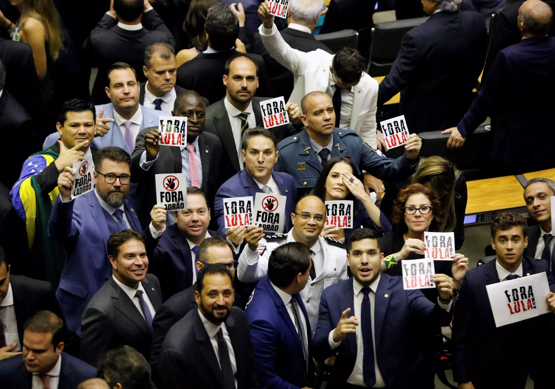 Deputados brasileiros que apoiam o ex-presidente Jair Bolsonaro protestam contra o presidente brasileiro Lula da Silva durante a cerimônia de posse dos novos deputados brasileiros no plenário da Câmara dos Deputados no Congresso Nacional, em Brasília, em 1º de fevereiro de 2023 - Sputnik Brasil, 1920, 30.09.2023