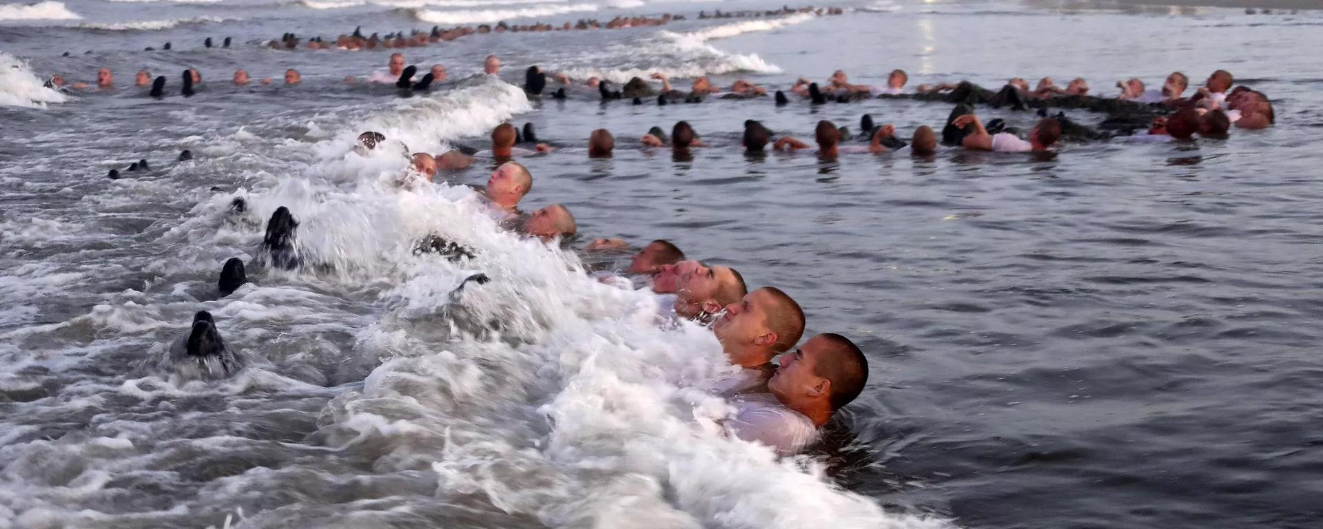 Candidatos a Equipes de Mar, Ar e Terra (SEAL, na sigla em inglês) da Marinha dos EUA participam de treinamento no Centro de Guerra Especial Naval (NSW, na sigla em inglês) em Coronado, Califórnia, EUA, 4 de maio de 2020 - Sputnik Brasil, 1920, 28.01.2024