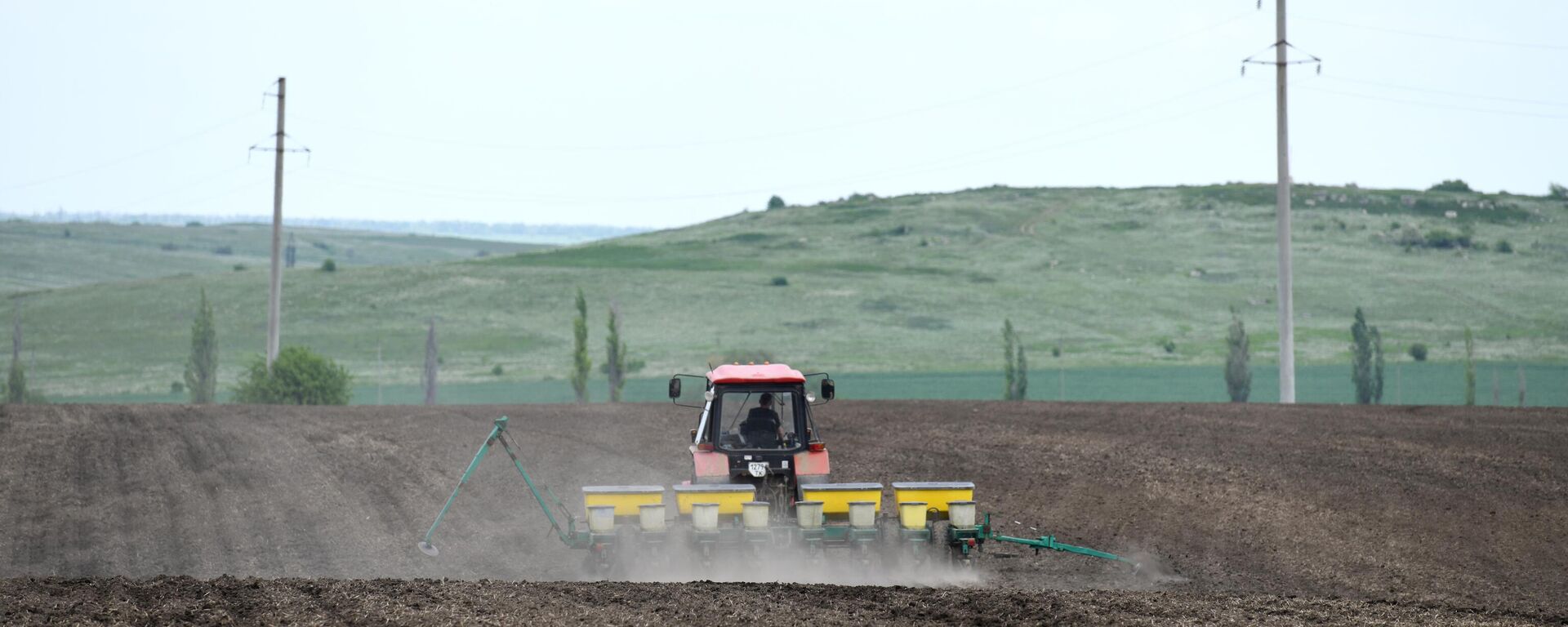 Fertilizantes são aplicados antes da semeadura de girassol no distrito de Starobeshevo, República Popular de Donetsk, foto publicada em 19 de maio de 2023 - Sputnik Brasil, 1920, 01.10.2023