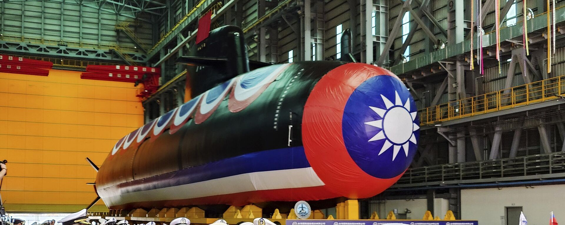 Um grupo de militares da Marinha passa pelo submarino de fabricação nacional de Taiwan durante a cerimônia de nomeação e lançamento de submarinos de fabricação nacional nos estaleiros da CSBC Corp em Kaohsiung, sul de Taiwan, 28 de setembro de 2023 - Sputnik Brasil, 1920, 01.10.2023