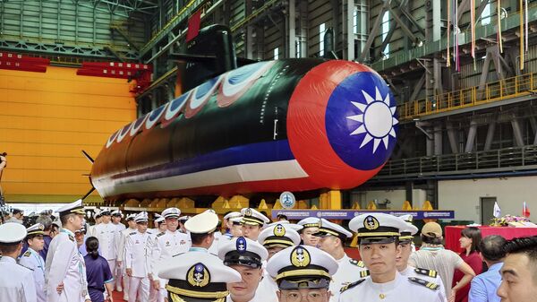 Um grupo de militares da Marinha passa pelo submarino de fabricação nacional de Taiwan durante a cerimônia de nomeação e lançamento de submarinos de fabricação nacional nos estaleiros da CSBC Corp em Kaohsiung, sul de Taiwan, 28 de setembro de 2023 - Sputnik Brasil