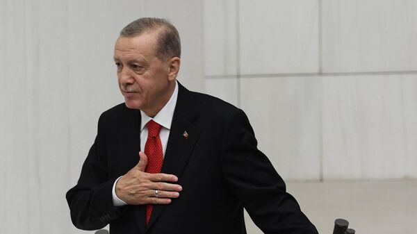 O presidente turco, Recep Tayyip Erdogan, gesticula ao fazer um discurso na abertura do 28º mandato, 2º ano legislativo da Grande Assembleia Nacional turca, em Ancara, 1º de outubro de 2023 - Sputnik Brasil