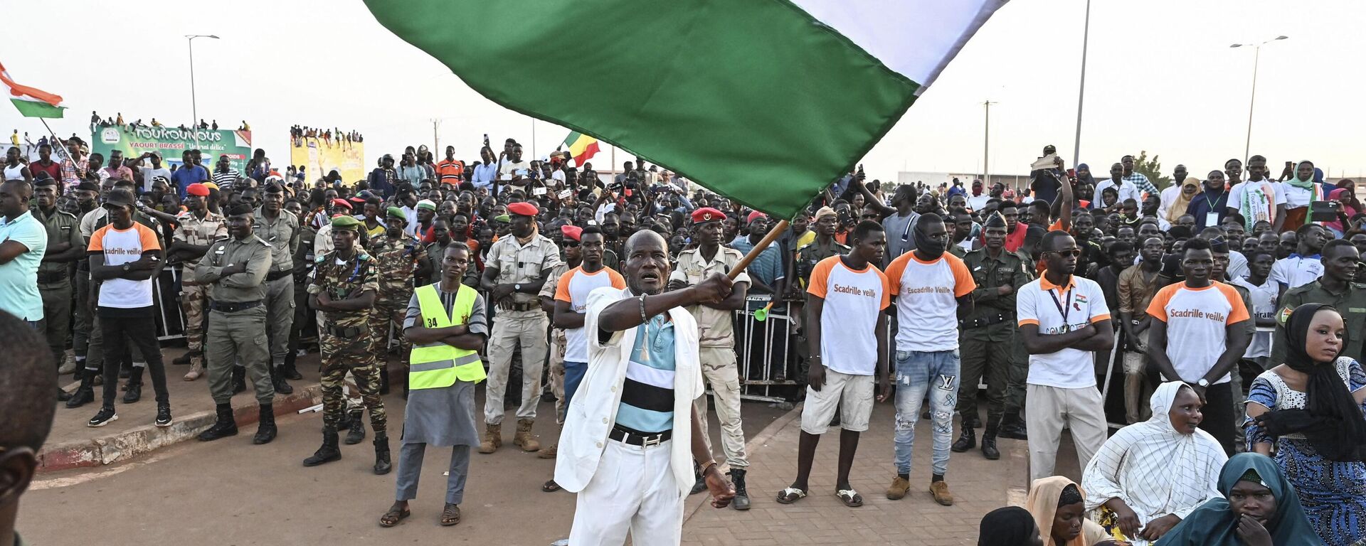 Apoiador do Conselho Nacional para a Salvaguarda da Pátria (CNSP) do Níger segura uma bandeira do Níger enquanto participa de comício de apoio ao Exército, em 10 de setembro de 2023 - Sputnik Brasil, 1920, 03.10.2023