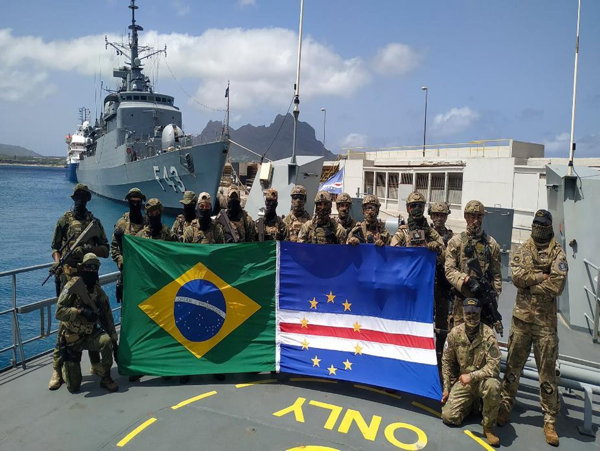 Fragata Liberal da Marinha do Brasil durante sua passagem pela cidade de Mindelo, em Cabo Verde, onde participou dos exercícios Guinex-III - Sputnik Brasil, 1920, 02.10.2023