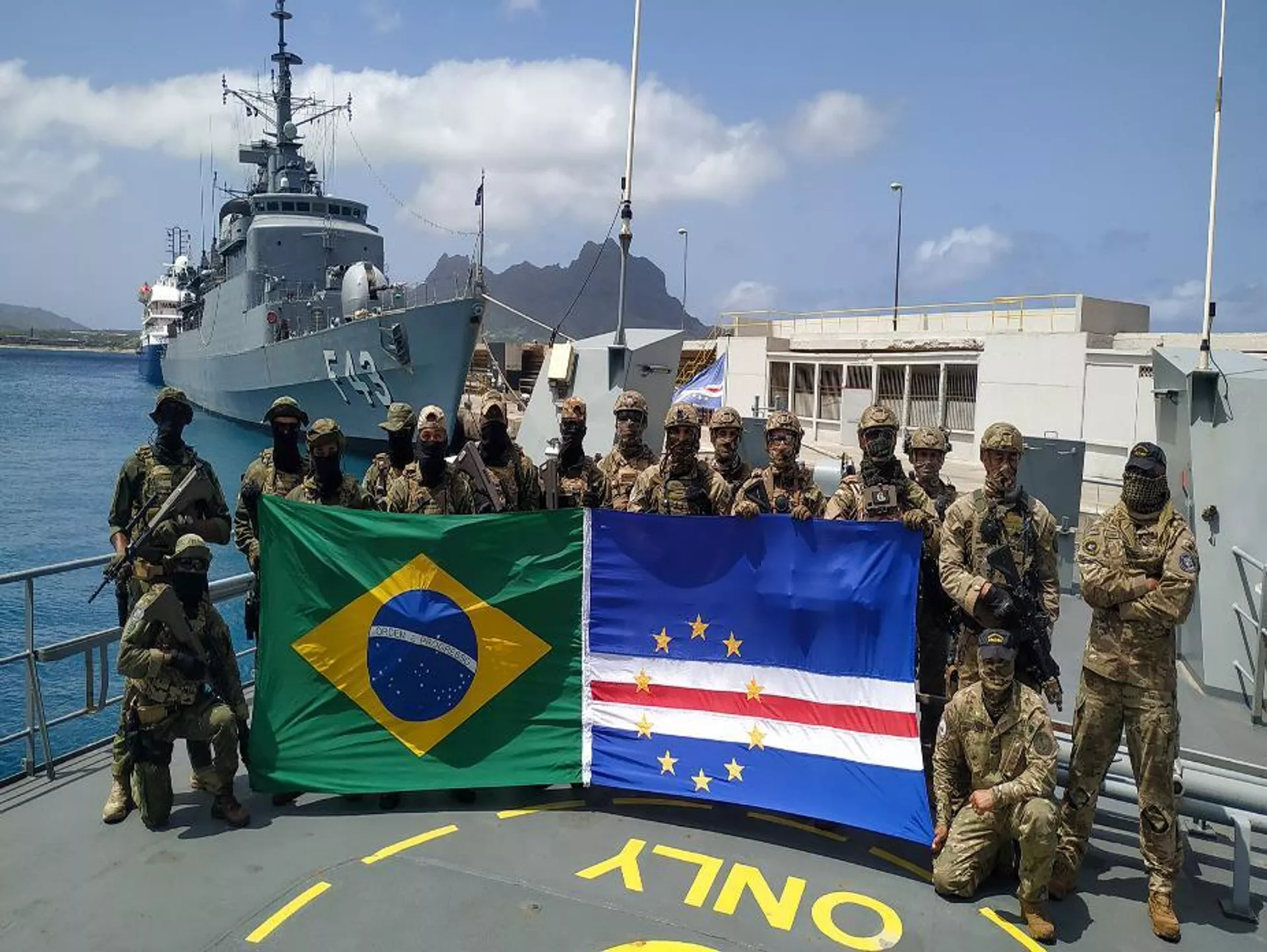 Fragata Liberal da Marinha do Brasil durante sua passagem pela cidade de Mindelo, em Cabo Verde, onde participou dos exercícios Guinex-III - Sputnik Brasil, 1920, 02.10.2023