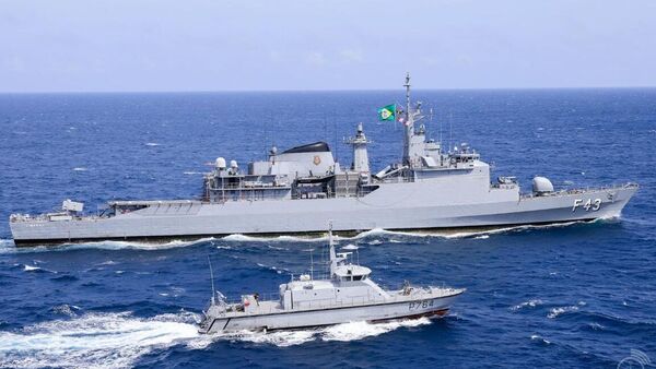 Fragata Liberal, da Marinha do Brasil, realizou exercícios no mar na costa ocidental do continente africano com o navio-patrulha Ito, da Marinha do Togo, como parte da Operação Guinex-III - Sputnik Brasil