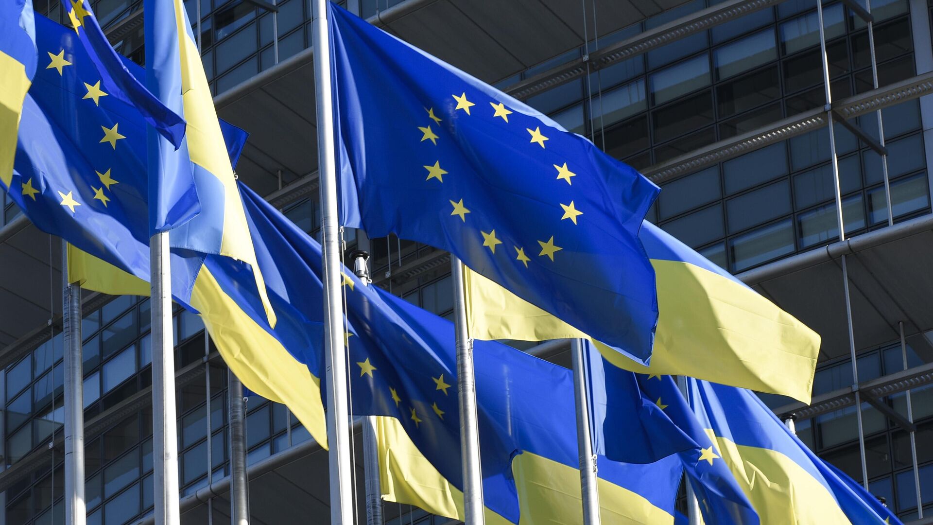 Bandeiras da União Europeia (UE) e da Ucrânia hasteadas fora do Parlamento Europeu, em Estrasburgo. França, 8 de março de 2022 - Sputnik Brasil, 1920, 09.11.2023
