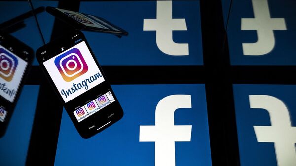 Logotipos das redes sociais americanas Facebook e Instagram nas telas de um tablet e de um celular - Sputnik Brasil
