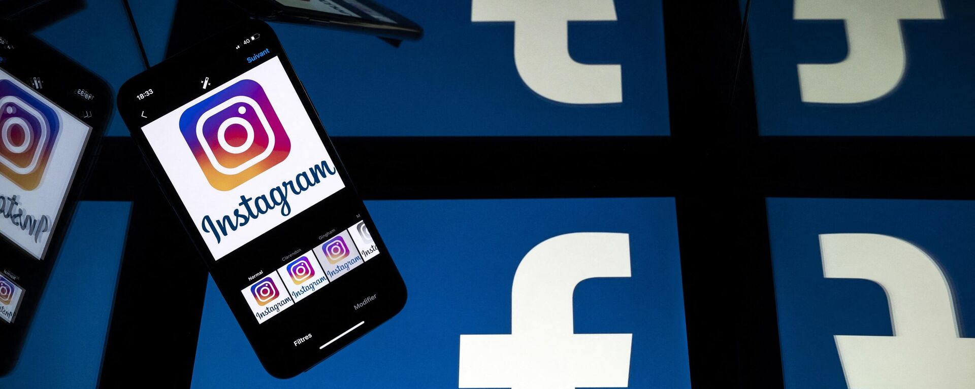 Logotipos das redes sociais americanas Facebook e Instagram nas telas de um tablet e de um celular - Sputnik Brasil, 1920, 03.10.2023