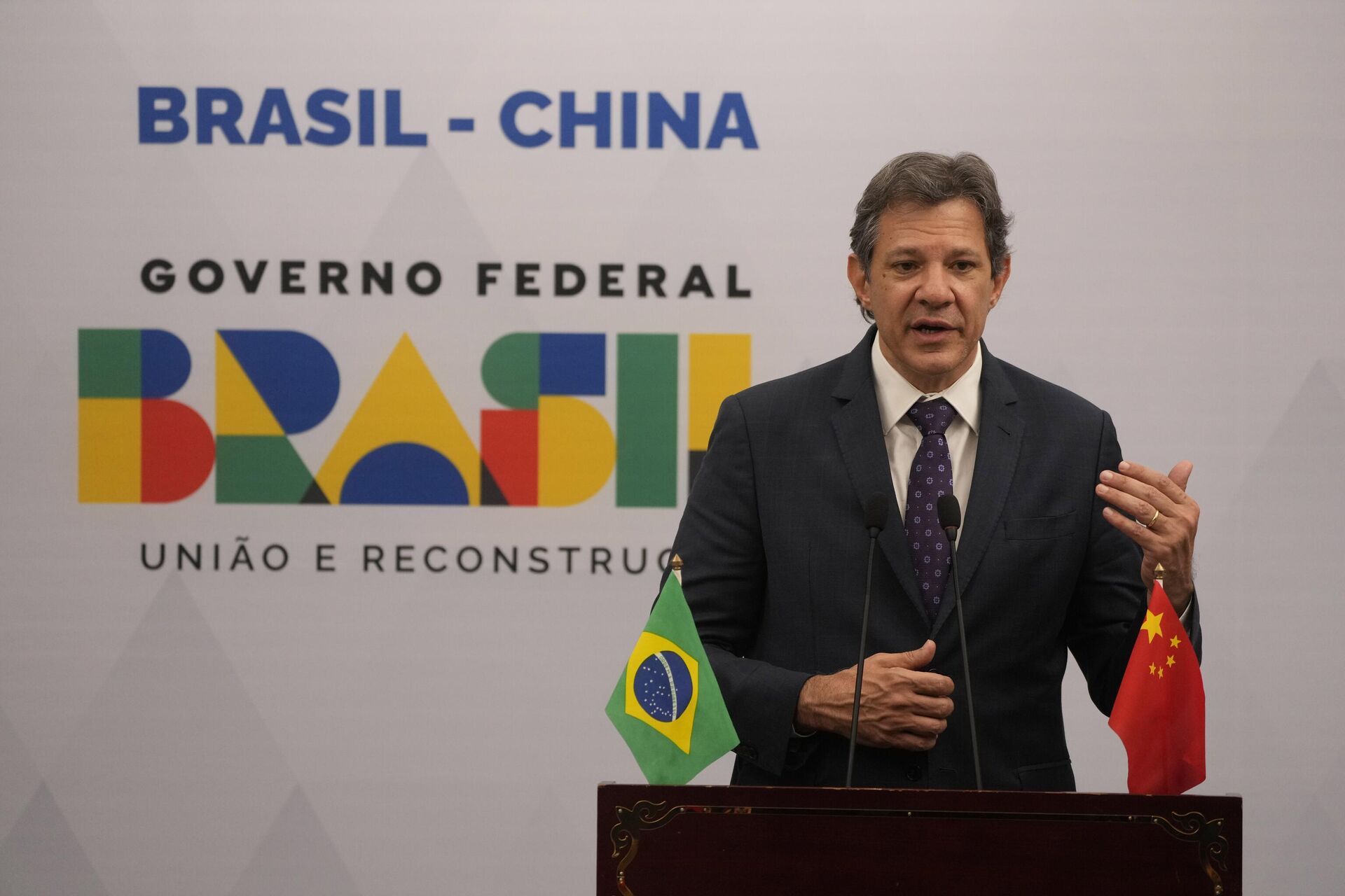 O Ministro da Fazenda do Brasil, Fernando Haddad, fala à mídia na Embaixada do Brasil em Pequim, em 14 de abril de 2023 - Sputnik Brasil, 1920, 16.11.2023