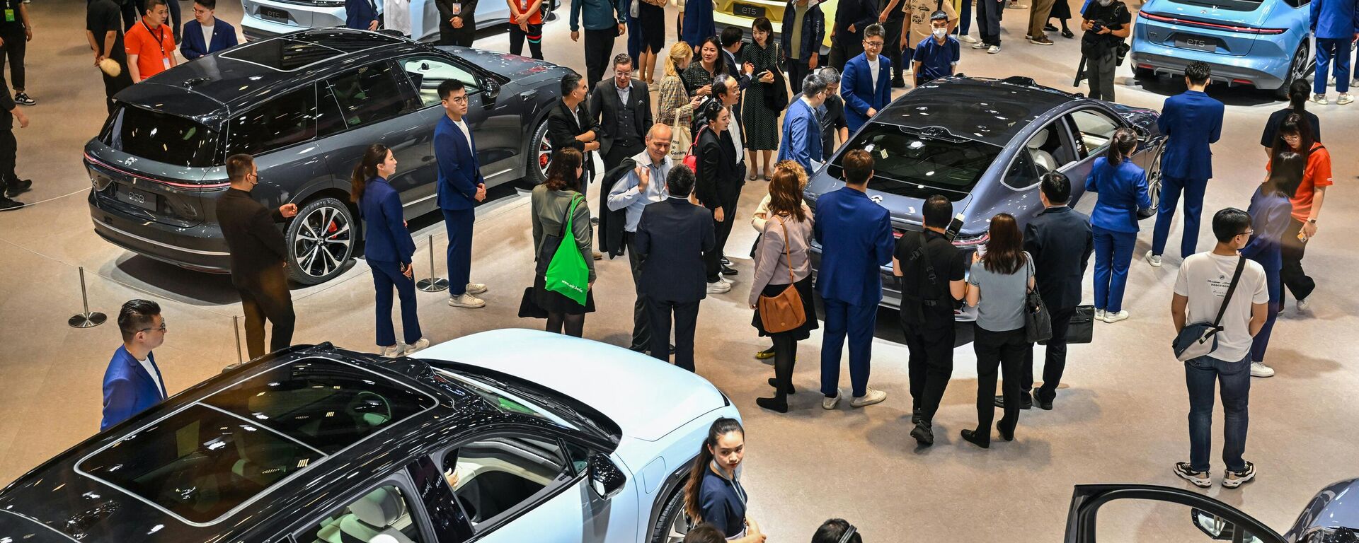 Pessoas visitam o estande da multinacional chinesa fabricante de carros elétricos Nio durante a 20ª Exposição Internacional da Indústria Automobilística de Xangai, 19 de abril de 2023 - Sputnik Brasil, 1920, 04.10.2023