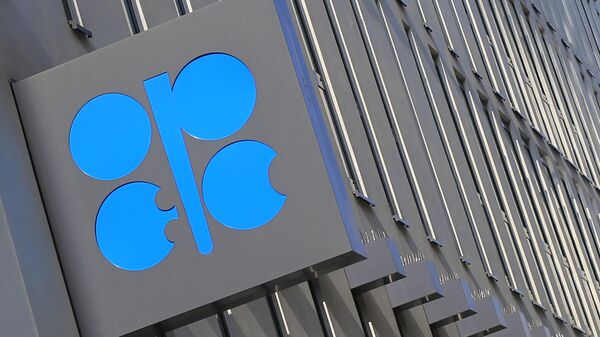 O logotipo da Organização dos Países Exportadores de Petróleo (OPEP) é visto no edifício sede em Viena, 4 de abril de 2013 - Sputnik Brasil