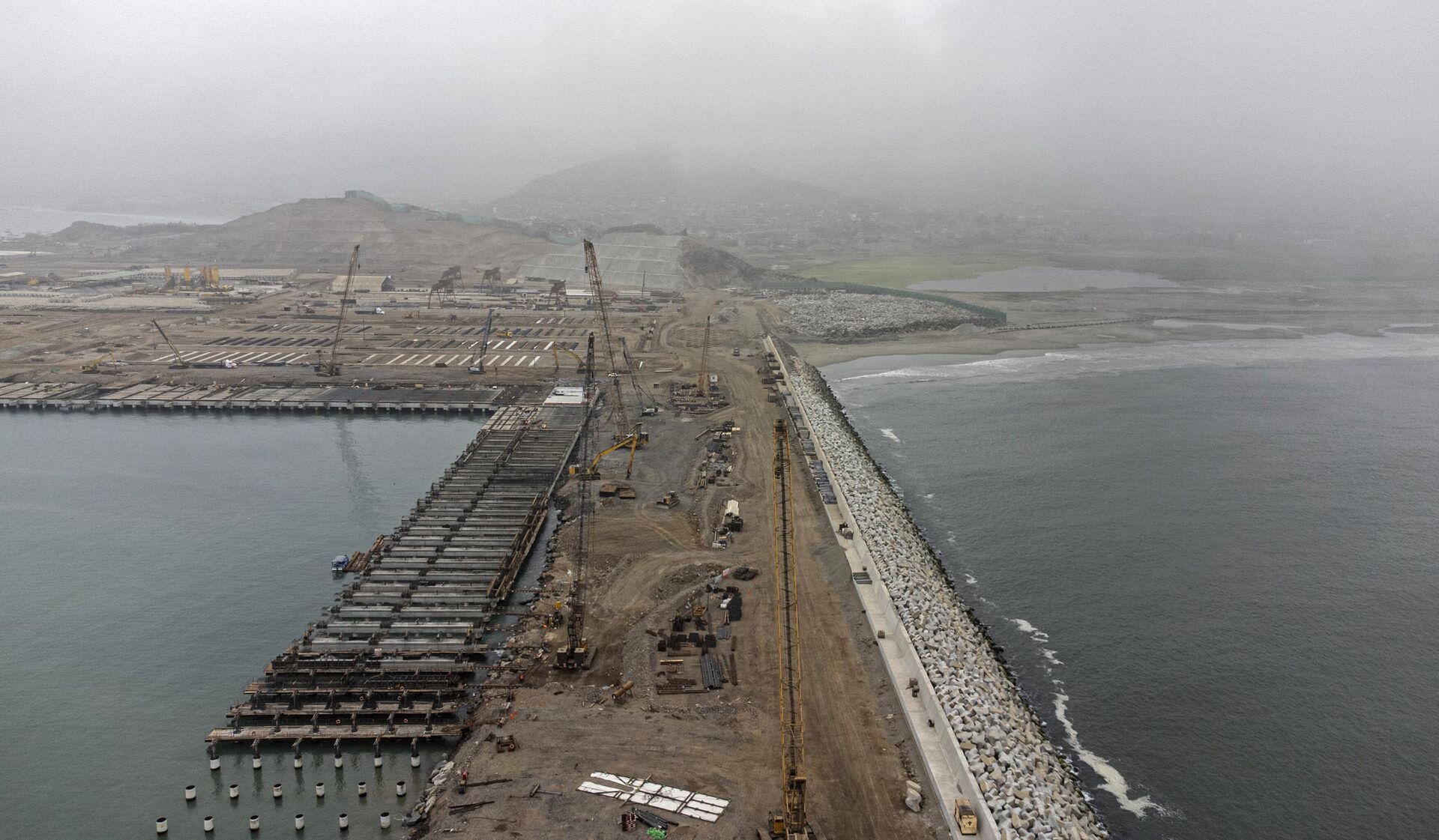 Vista aérea mostrando as obras na área onde a empresa chinesa Cosco Shipping está construindo um porto em Chancay, cerca de 80 km ao norte de Lima, em 22 de agosto de 2023 - Sputnik Brasil, 1920, 04.10.2023