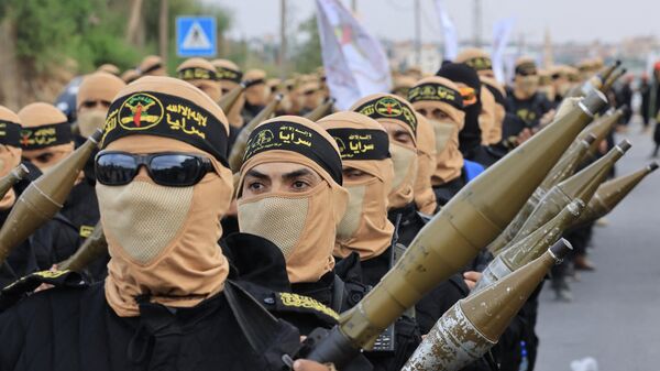 Militantes palestinos da Jihad Islâmica em desfile do 36º aniversário da fundação do movimento, na Cidade de Gaza, em 4 de outubro de 2023, portando lançadores de foguetes - Sputnik Brasil