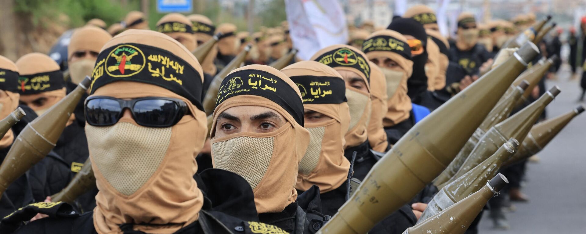 Militantes palestinos da Jihad Islâmica em desfile do 36º aniversário da fundação do movimento, na Cidade de Gaza, em 4 de outubro de 2023, portando lançadores de foguetes - Sputnik Brasil, 1920, 04.10.2023