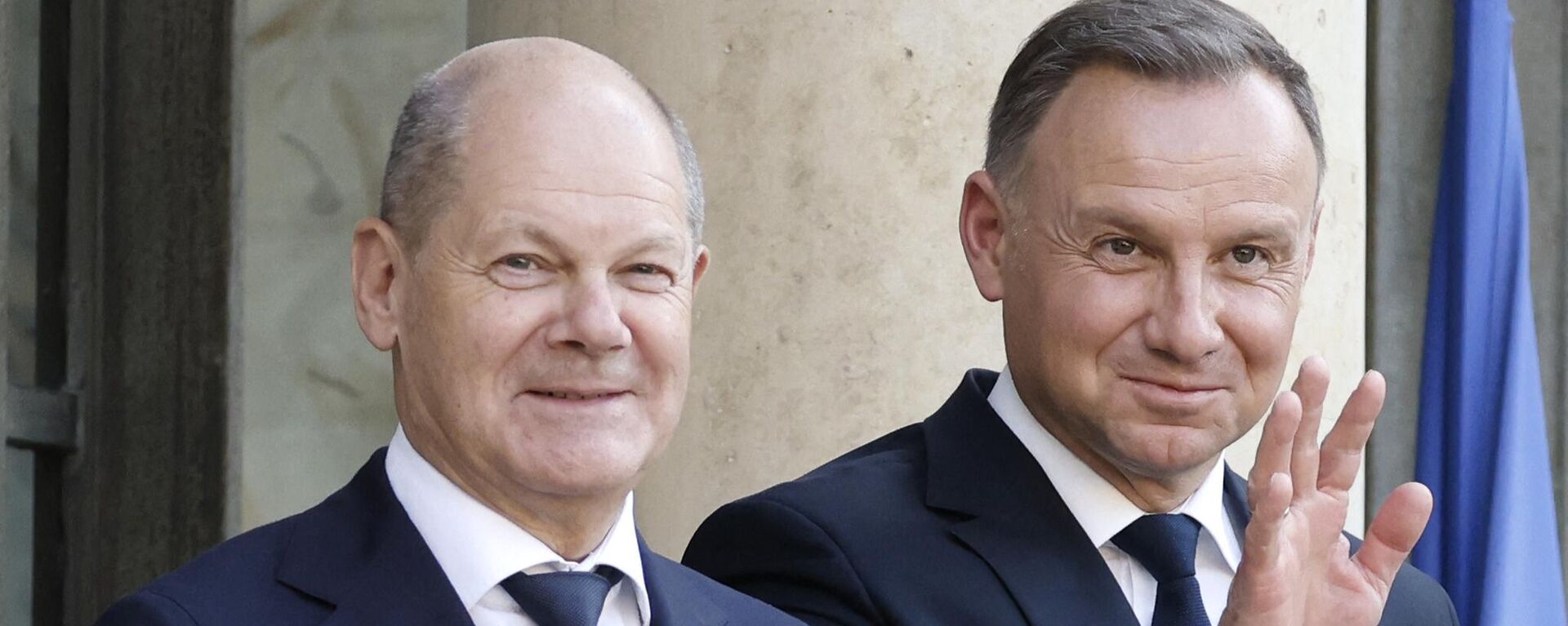 O presidente polonês Andrzej Duda (D) e o chanceler alemão Olaf Scholz (E) chegam para a cúpula do triângulo de Weimar entre França, Alemanha e Polônia, no Palácio do Eliseu, em Paris, 12 de junho de 2023 - Sputnik Brasil, 1920, 05.10.2023